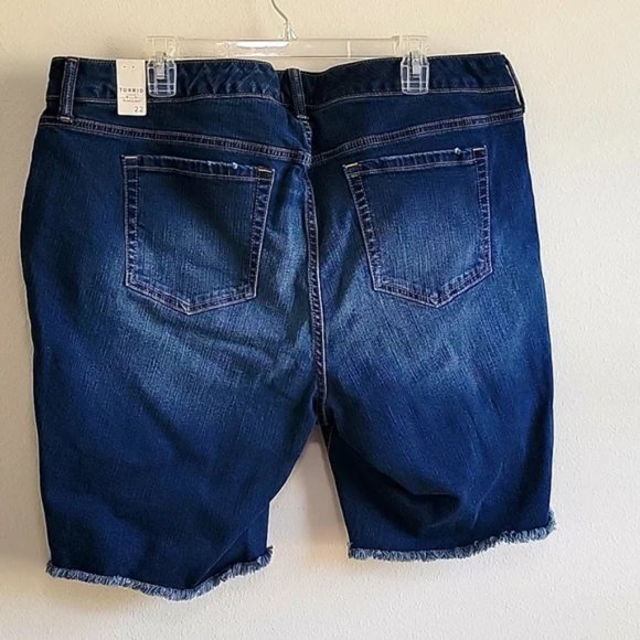 NWT TORRID SHORTS BERMUDA BOYFRIEND VINTAGE STRETCH DISTRESSED 10" INSEAM FRAYED - Picture 4 of 11